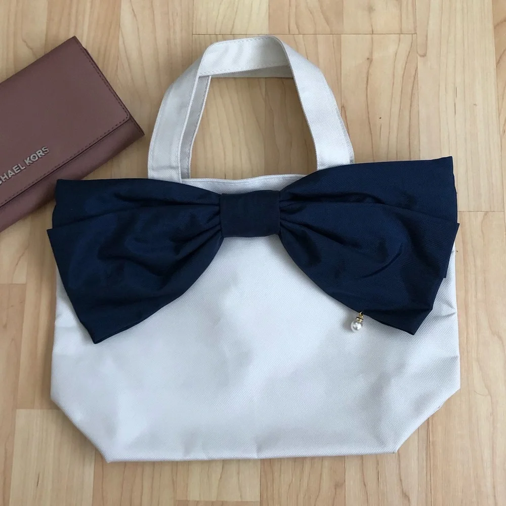White Tote with Blue Ribbon & Dangling Charm NIP - Picture 1 of 5